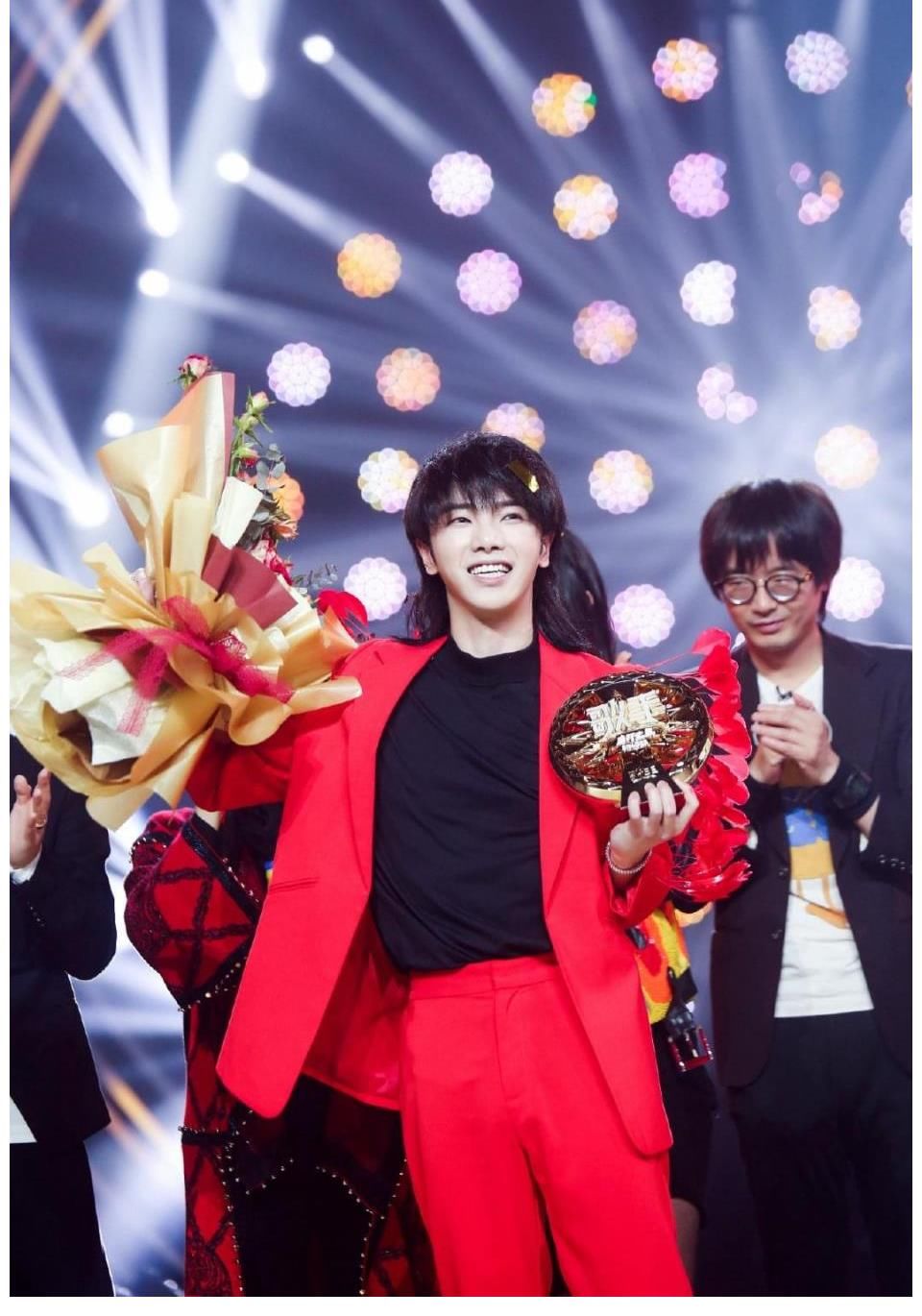 音樂|鄭楠評價(jià)華語樂壇領(lǐng)軍人物華晨宇堅(jiān)持自己，不愿隨波逐流