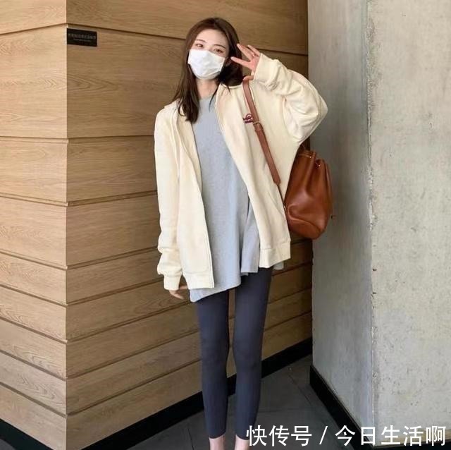 色调 黄黑皮女生穿衣“颜色”很重要，学会这些搭配技巧，显白显气质！