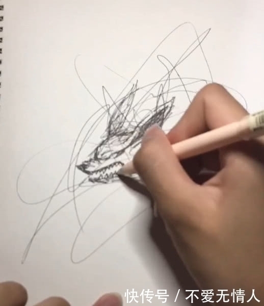 美术生#美术生在纸上乱画,被吐槽不懂艺术,看到成品:请收下我的膝盖