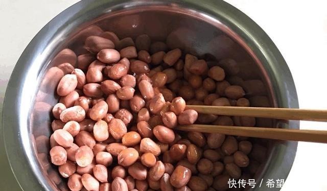 这就是东北过年必备小吃，香、脆、脆！小孩子喜欢！童年的气息