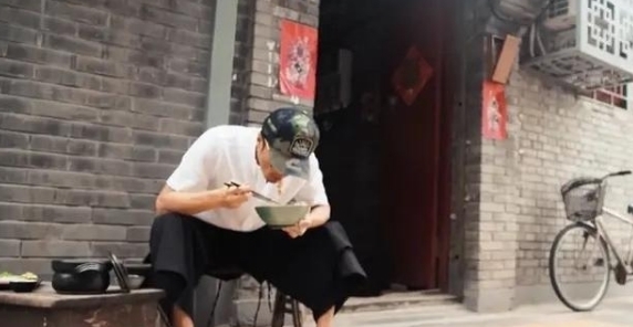 謝霆鋒大口吃面引路人圍觀，華晨宇吃小攤?cè)燥@貴氣，和他談笑風(fēng)生