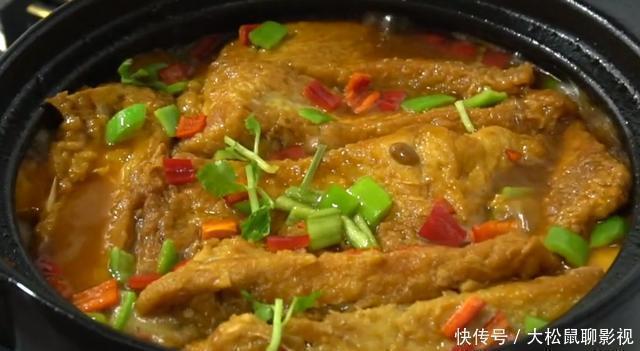 鲤鱼最过瘾的吃法,不加水煮不用蒸,鲜嫩无腥味,5斤鱼一顿解决