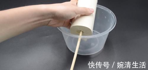 塑料打包盒上穿一根筷子,用途太棒了,解决了很多家庭困扰的烦恼