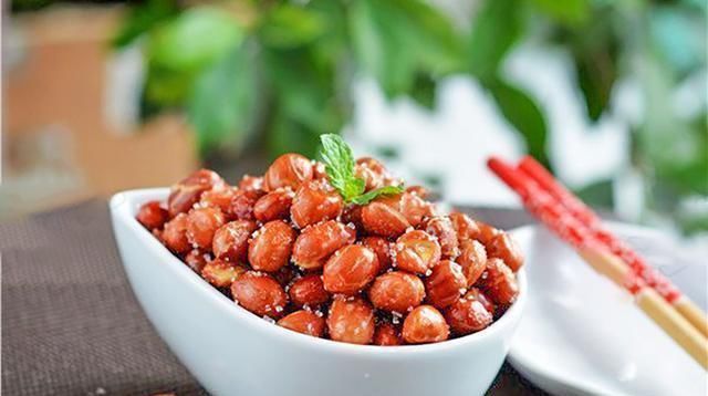 炒花生米时,直接下锅就毁了!大厨:多加一步,花生不是脆而是酥