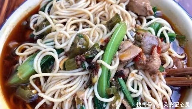 重庆一家开了18年的面馆,藏在坡坡底下,每天食客络绎不绝