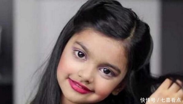 小女孩|4岁小女孩化妆技术逆天,抹眼影打粉底让阿姨们都自愧不如