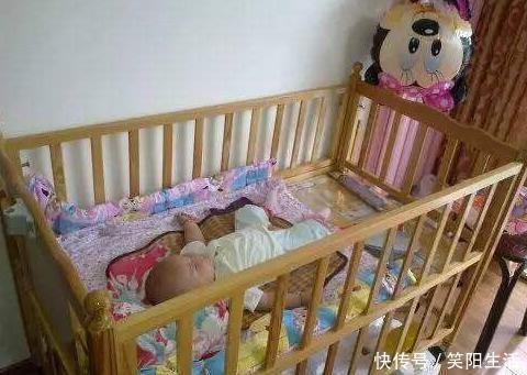 装睡|宝爸经常半夜起来“戳”女儿,宝妈装睡发现原因,网友:同款老公