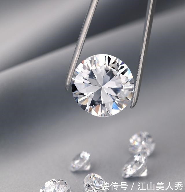 钻石 女生会选怎么选婚戒,1克拉莫桑钻还是0.1克拉的钻石!
