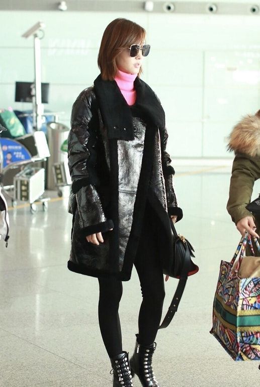 时尚 时尚品味真不错,黑色大衣配灰色卫衣休闲舒适,看上去极其的高级