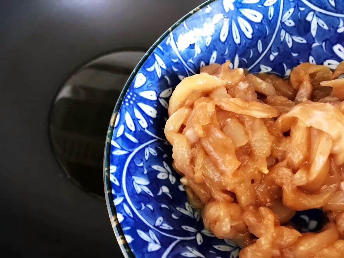 家常小炒胡萝卜木耳炒鸡丝，10分钟就做好，简单快手，鲜美可口