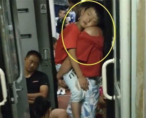 小田|火车上宝宝睡得正香，乘客夸孩子妈妈带娃太省心，转头却直接报警