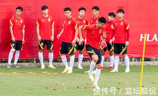 李霄鹏|国足核心花60万雇家政,保姆谈辞职原因,“脚臭”的让人受不了