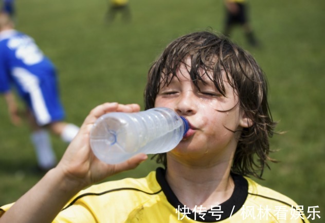喝水|提醒别在3个时间强迫孩子喝水,容易积食还伤脾,父母长点心