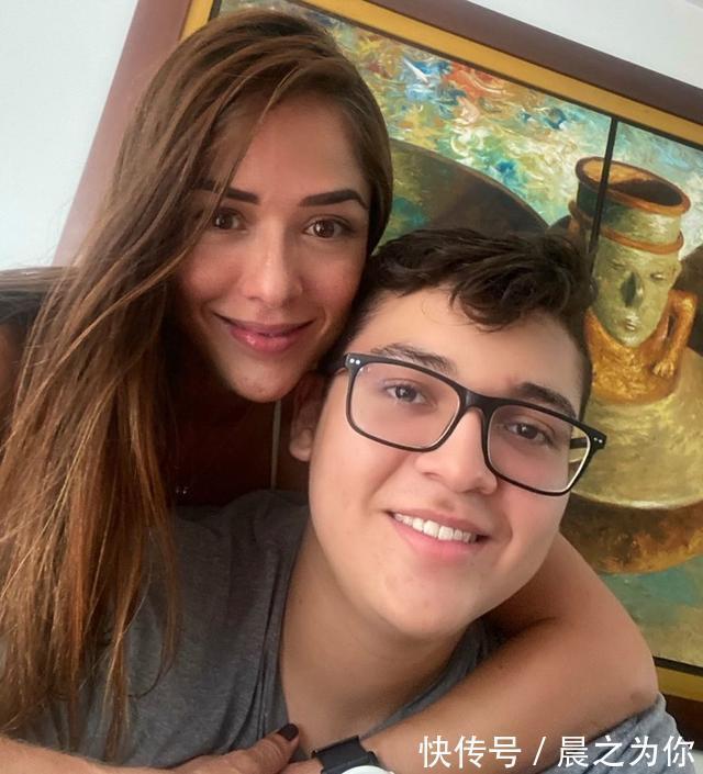 杠铃|哥伦比亚健身模特45岁依然保持着完美身材，与儿子合照更像姐弟