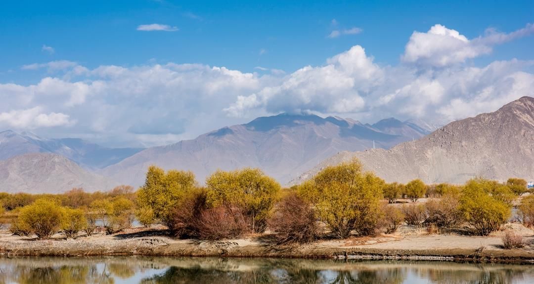 日喀则|拉萨雅鲁藏布江河谷，不是收费景区却美出圈，随手一拍就是屏保照