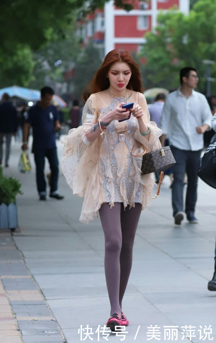 美女街拍怕穿丝袜太冷,直接拿出“秋裤”,肯定会“捂出汗”