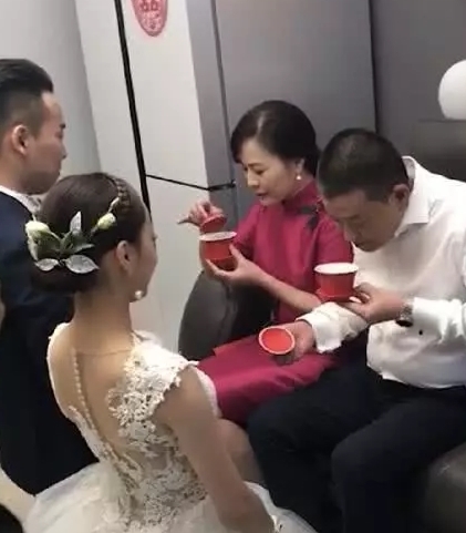 新娘子 “最美婆婆”走红网络，穿红旗袍被误认为新娘，被时光遗忘的女人