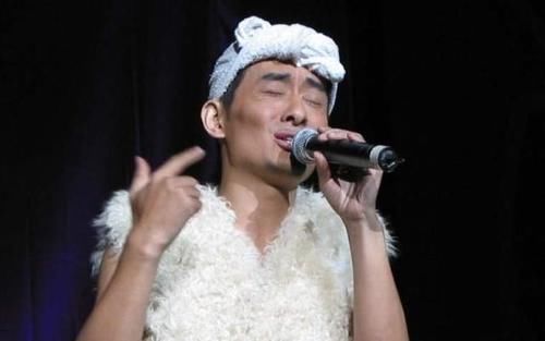 他曾是《星光大道》冠军,因身份造假被迫退圈,如今要靠老婆养活