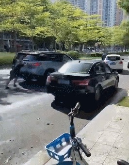 |搞笑GIF:教室里的女汉子又开始劈腿了,真是伤不起啊