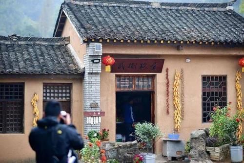 房屋|农村的老宅，如果在村里面没有户口了，还能继承吗