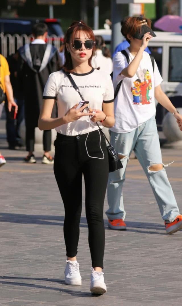 街拍逛街的好闺蜜,牛仔热裤搭配一字肩上衣,休闲又不失气质