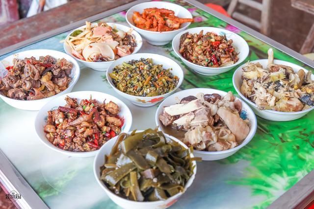 三爷爷家请吃饭,满满一桌农家菜,煮了2锅米饭,大伙吃了个精光