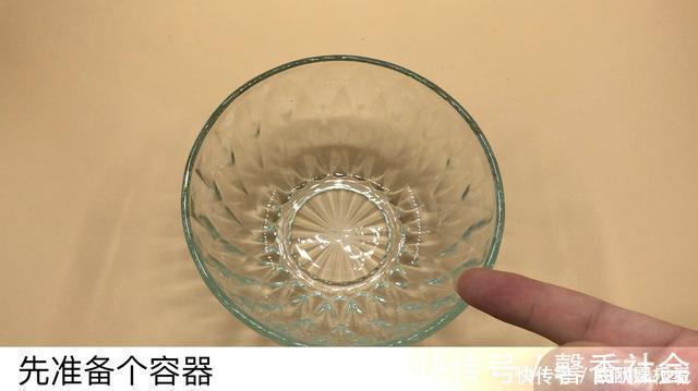 小苏打加白醋里太厉害了,好多人的难题全都解决了,看完抓紧试试