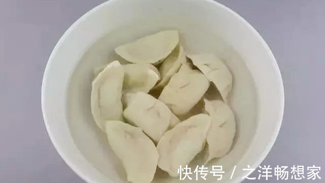 开裂|冻饺子时，直接放冰箱就废了，牢记“2要点”，饺子不粘连不开裂