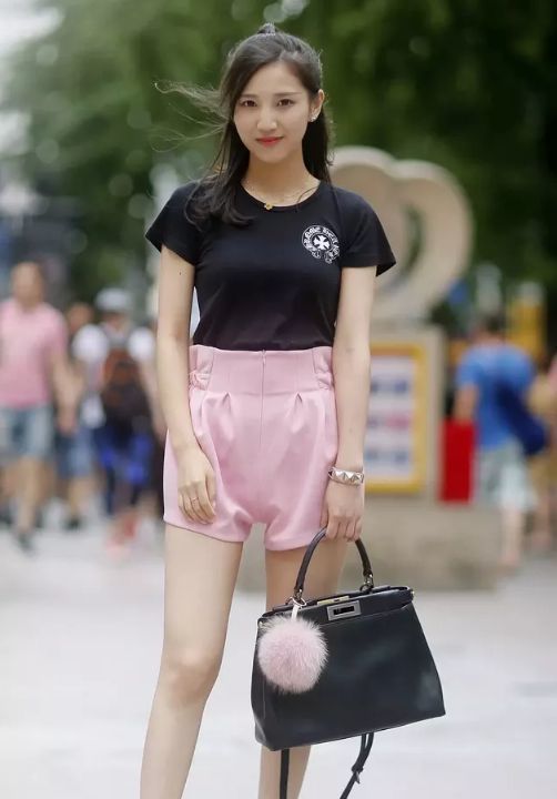 街拍简单大方穿搭的小姐姐，眉眼带笑，女人味十足