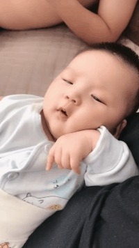 |搞笑GIF:这么漂亮的小姐姐,不知道将来会是谁的白菜