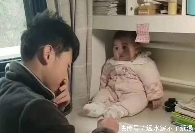 哥哥|“吉祥物”宝宝走红,哥哥写作业把她放书桌上,妹妹表情太真实了