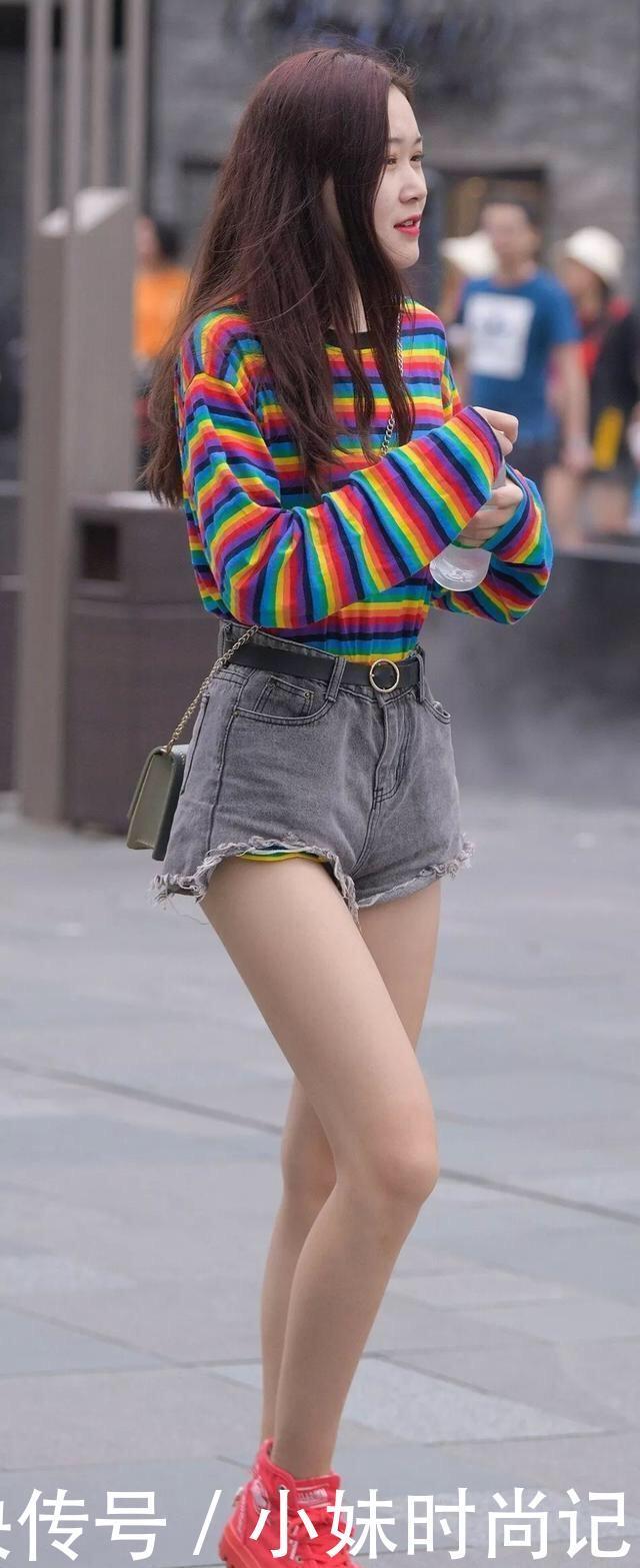 街拍:短款牛仔打底裤搭配时尚花色上衣,甜美好看,打造舒适度