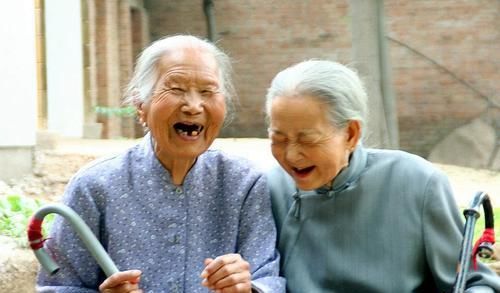 中老年人長期不運動，骨質流失“更快”，做好4點骨質”更年輕“