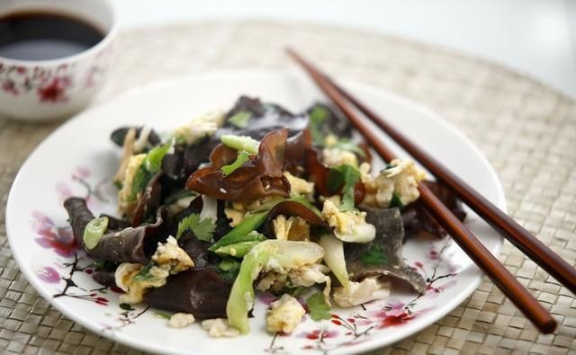 血脂异常|吃木耳能通血管北大教授大错特错,真正能通血管的是这1件事