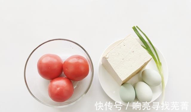 蛋黄泥|最近爱上豆腐这么吃，加2样食材，绵软酥沙还入味，一盘能下2碗饭！