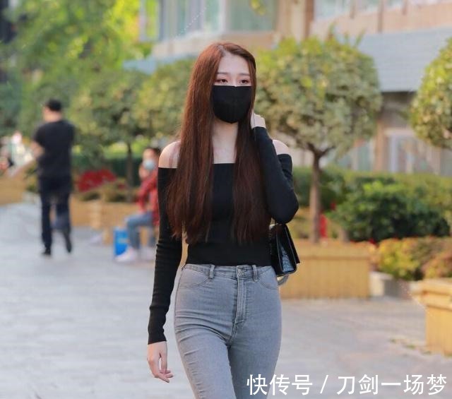 紧身牛仔裤 #时尚百搭#街道美女黑色上衣短袖搭配灰色紧身牛仔裤