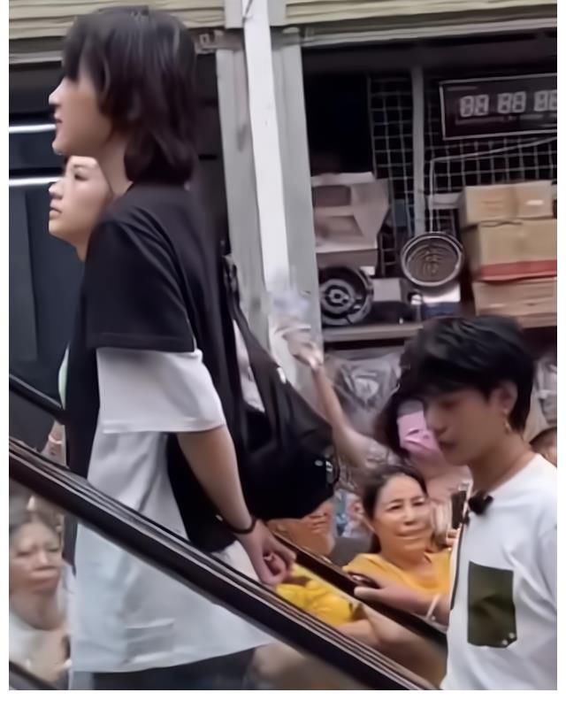 龚俊|不是龚俊、丁真，姚安娜炒CP对象是周也，海报上也挨着坐