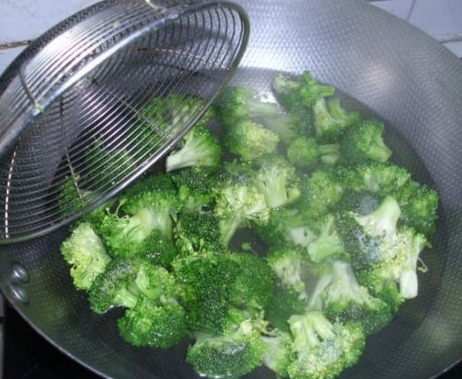 营养成分|西兰花究竟要不要焯水,营养师告诉你答案,看你平时吃错了吗