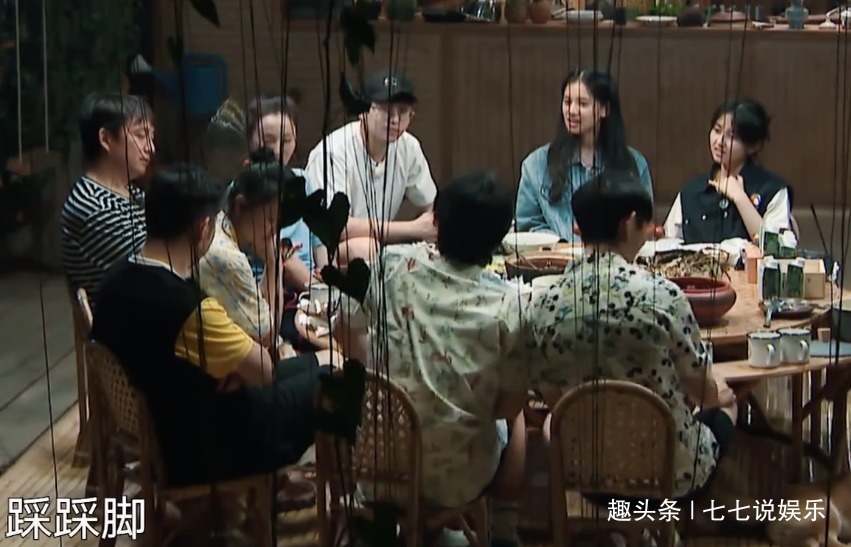 向往的生活黃磊做飯速度跟不上,節(jié)目組又悄悄為嘉賓點(diǎn)外賣