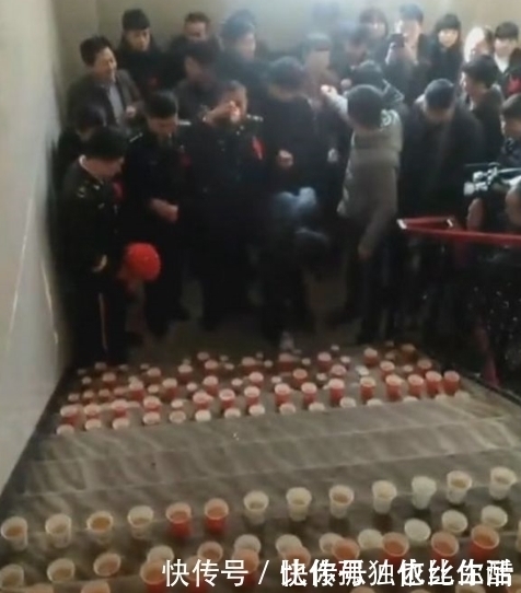 兵哥哥带人接军嫂,看到楼梯的东西,伴郎们表示很同情新郎