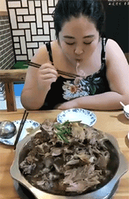 |搞笑GIF段子:不是说女追男隔层纸吗?这也太好追了吧,哈哈哈哈