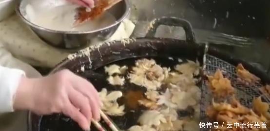 错过|大姐景区卖“炸枫叶”,1元一片,生意火爆,顾客错过要等一年