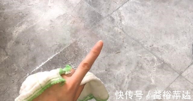 玻璃门|浴室玻璃总有水垢擦不干净教你简单一招,轻松一擦水垢全去除!