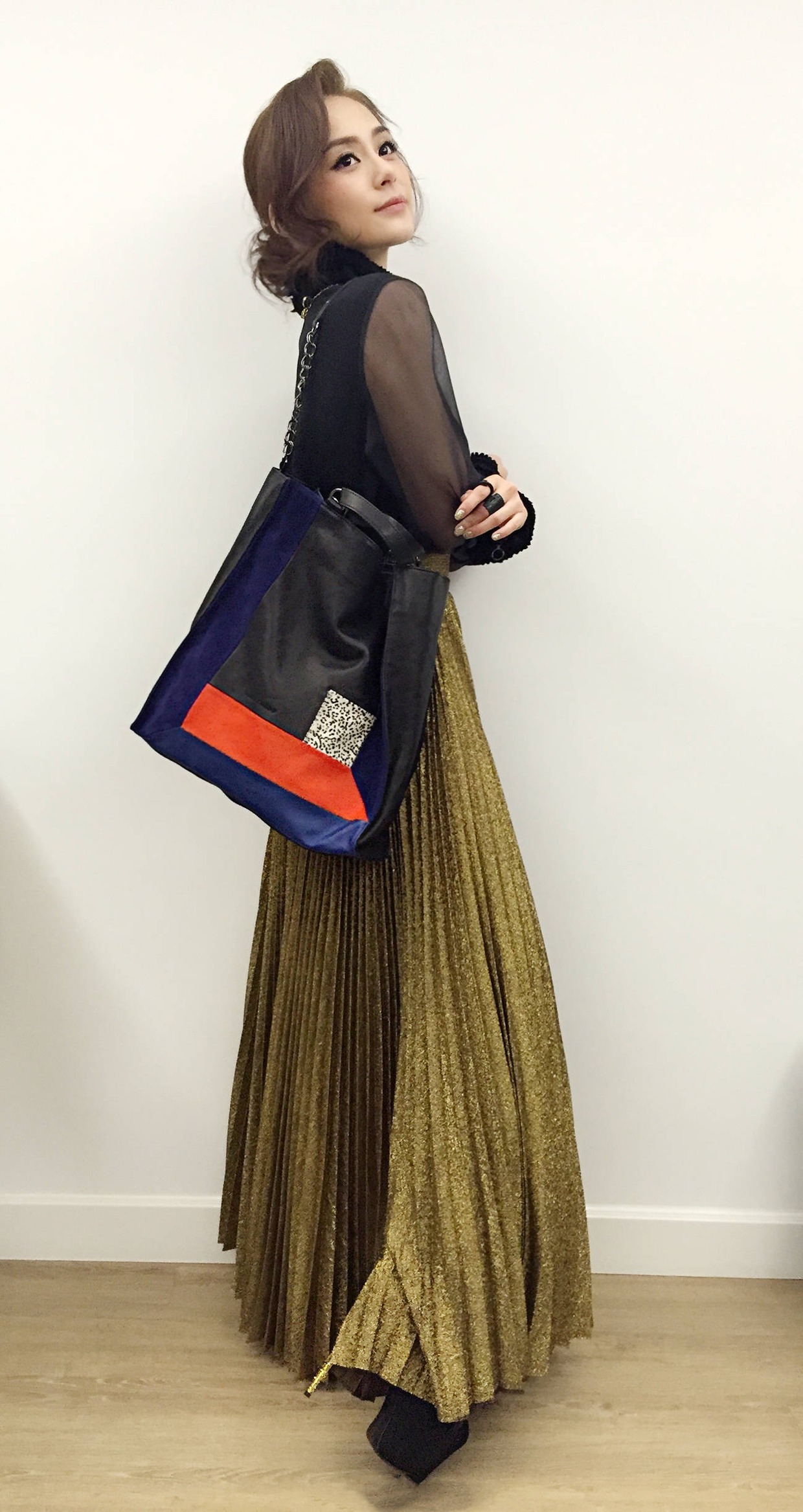 裙摆|阿娇终于美回来了,穿缎面吊带连衣裙配卷发,美得“倾国倾城”