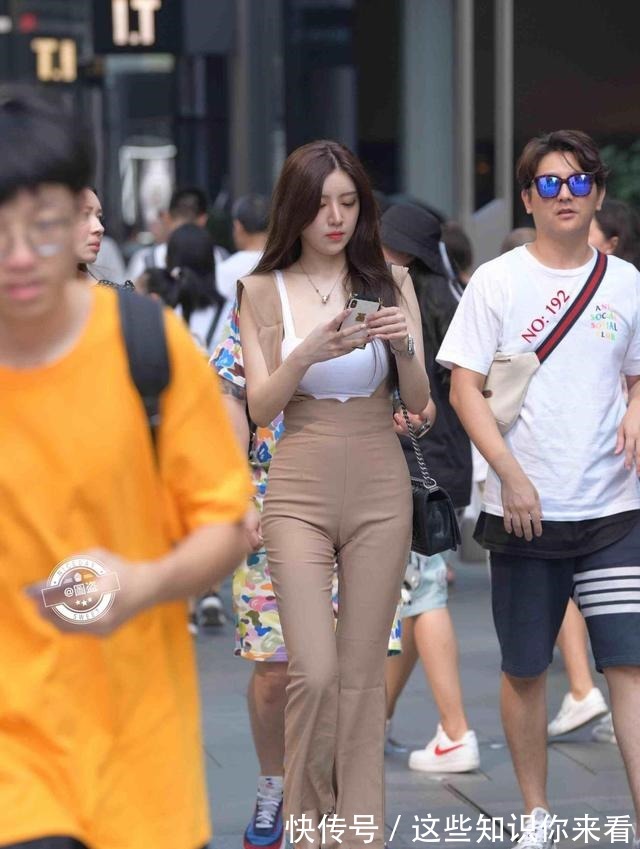 装扮 清爽怡人的瑜伽裤装扮休闲随意不失气场,穿出时尚风采,轻松减龄!