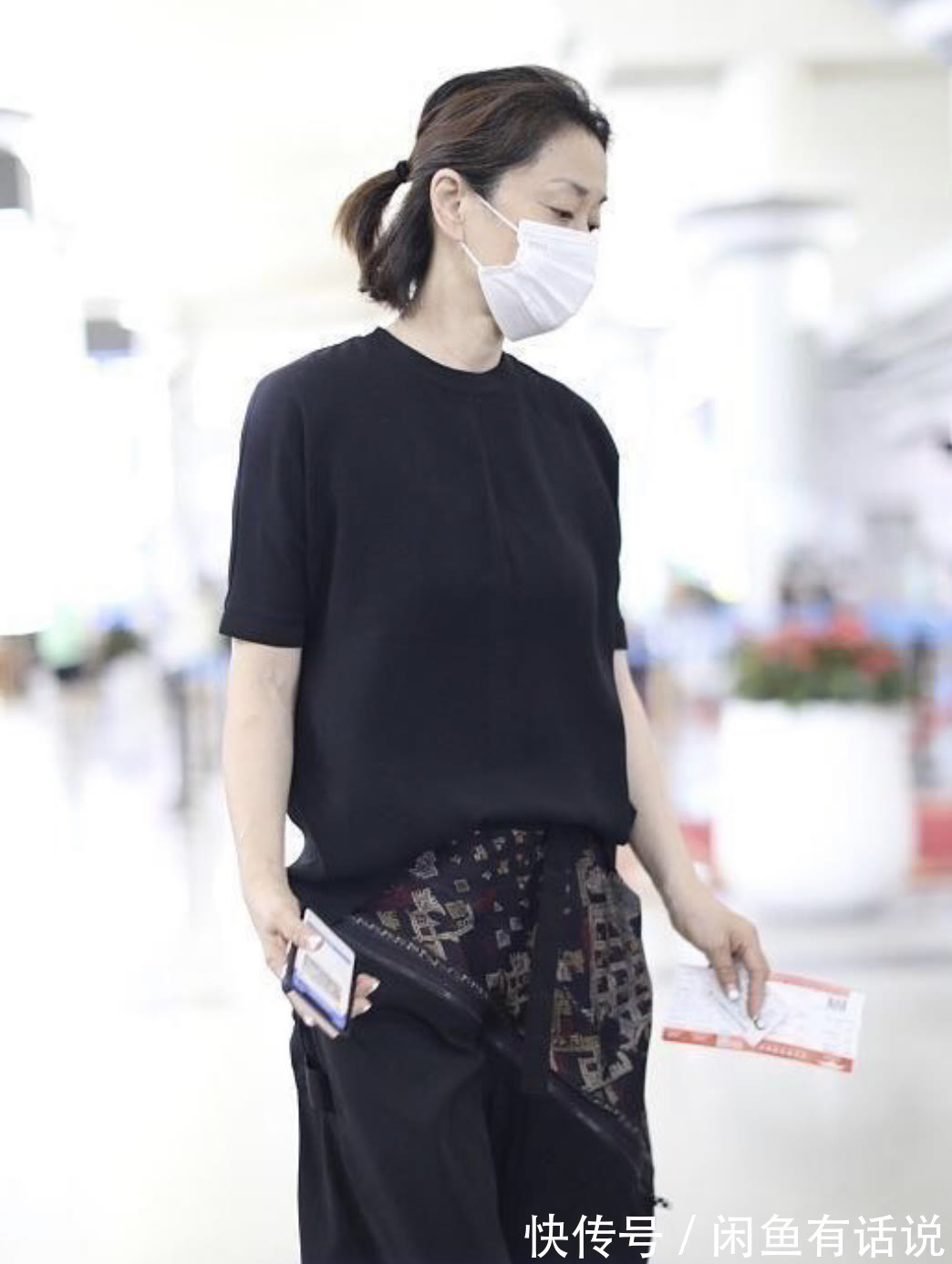 毛阿敏|毛阿敏越老越潮,穿一身黑还扎个小揪揪,瘦成“麻杆”也有大姐范