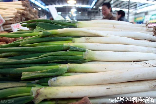 冬天大葱这样保存，比冰箱还管用，存放几个月也不空心不烂根
