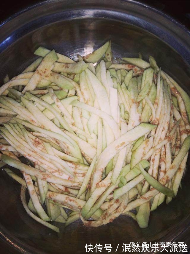 妈从老家来照顾怀孕的老婆,看到早餐拉上老婆出去咯