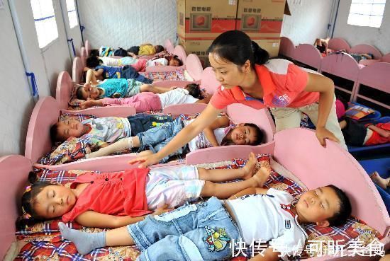 如厕|幼儿园午睡起床后,老师和孩子在忙什么?不是在穿衣叠被