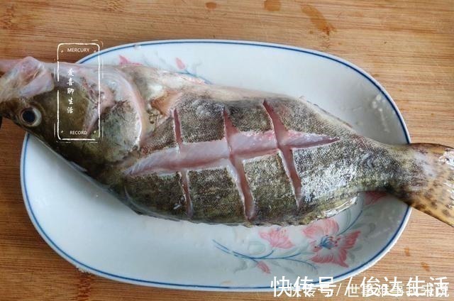 它是“四大淡水名鱼”之一，肉嫩刺少，可与刀鱼媲美，孩子要多吃